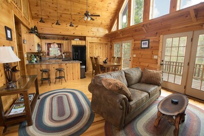 Mountain Cabin, Fast Internet, Family & Pet Friendly, Hot Tub