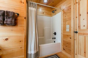 Ensemble douche/baignoire, baignoire à jets, sèche-cheveux