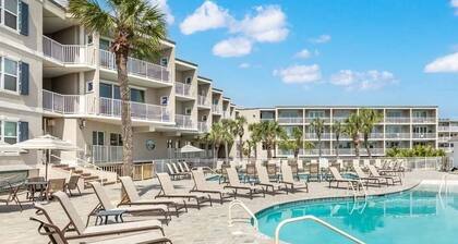 Just Remodeled!! A few steps to the beach in Beautiful 3 Bedrm Oceanfront Condo!