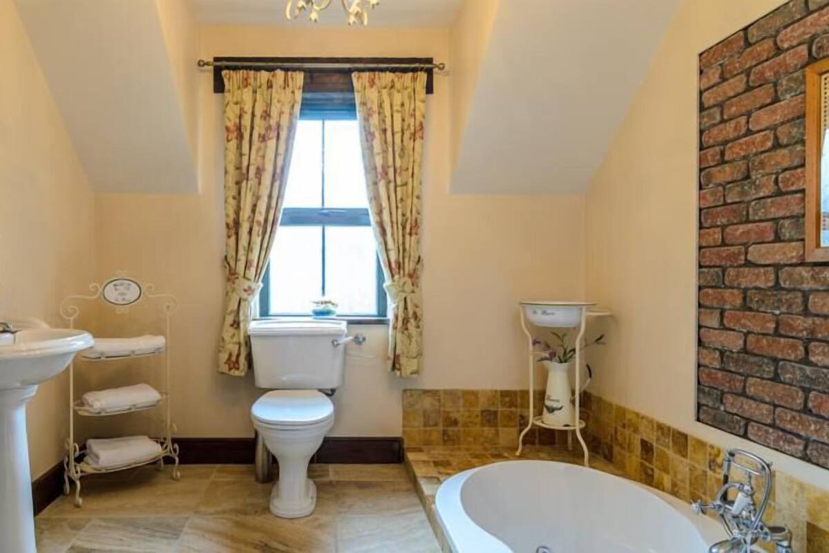 Regadera, amenidades de baño gratuitas, secadora de cabello, toallas