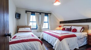 Habitación triple | Tabla de planchar con plancha, wifi gratis y ropa de cama
