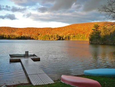 Escape to your private lakeside estate! Family & dog friendly, wildlife viewing!