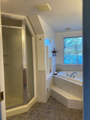 Combined shower/bathtub, jetted bath, hair dryer, towels - Escape to your private lakeside estate! Family & dog friendly, wildlife viewing! (Wingdale)