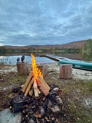 Property grounds - Escape to your private lakeside estate! Family & dog friendly, wildlife viewing! (Wingdale)