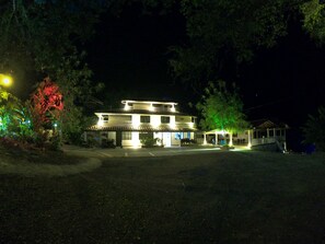 Fassade der Unterkunft – Abend/Nacht