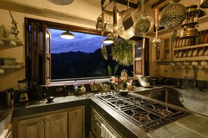 ลักซ์ชัวรี่วิลล่า | ครัวส่วนตัว | เครื่องชงกาแฟ/ชา, เก้าอี้กินข้าวสำหรับเด็ก