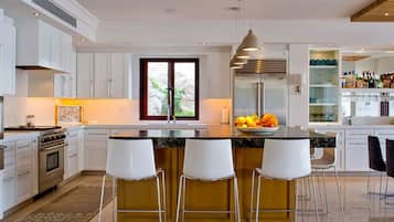 Family Villa, 5 Bedrooms | Private kitchen | Fridge, microwave, oven, stovetop