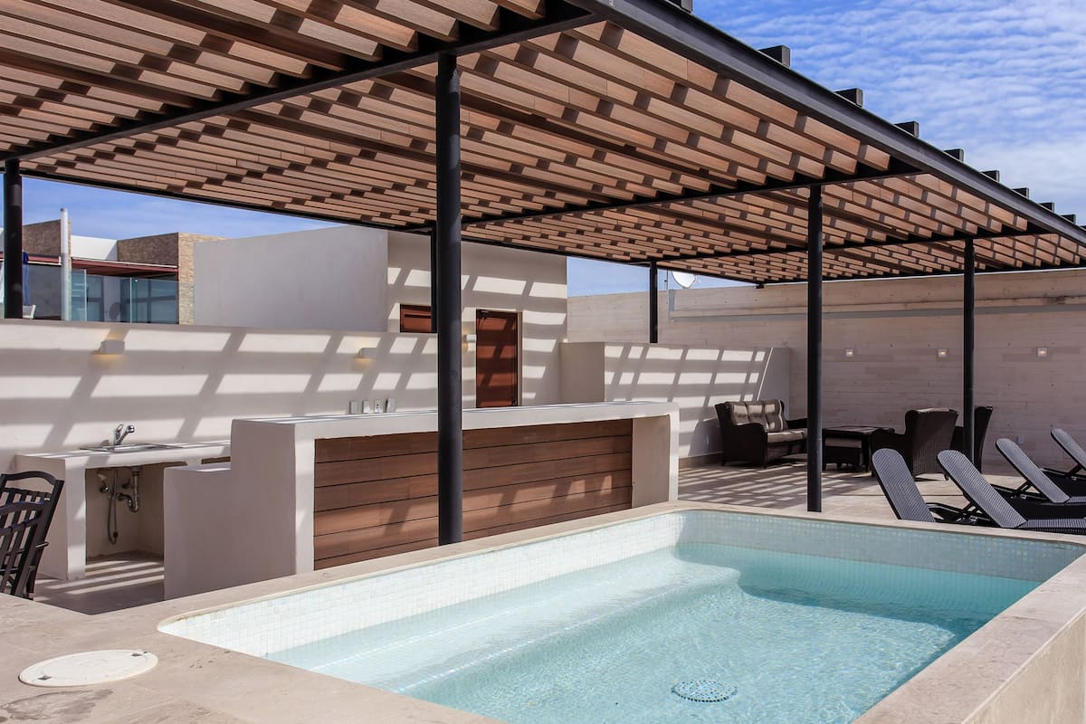 Family Penthouse | Jetted tub