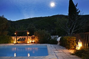 Una piscina al aire libre, tumbonas