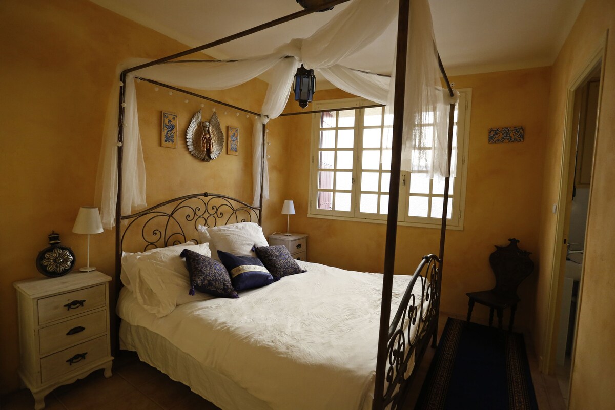 1 habitación, decoración personalizada y muebles diferentes 