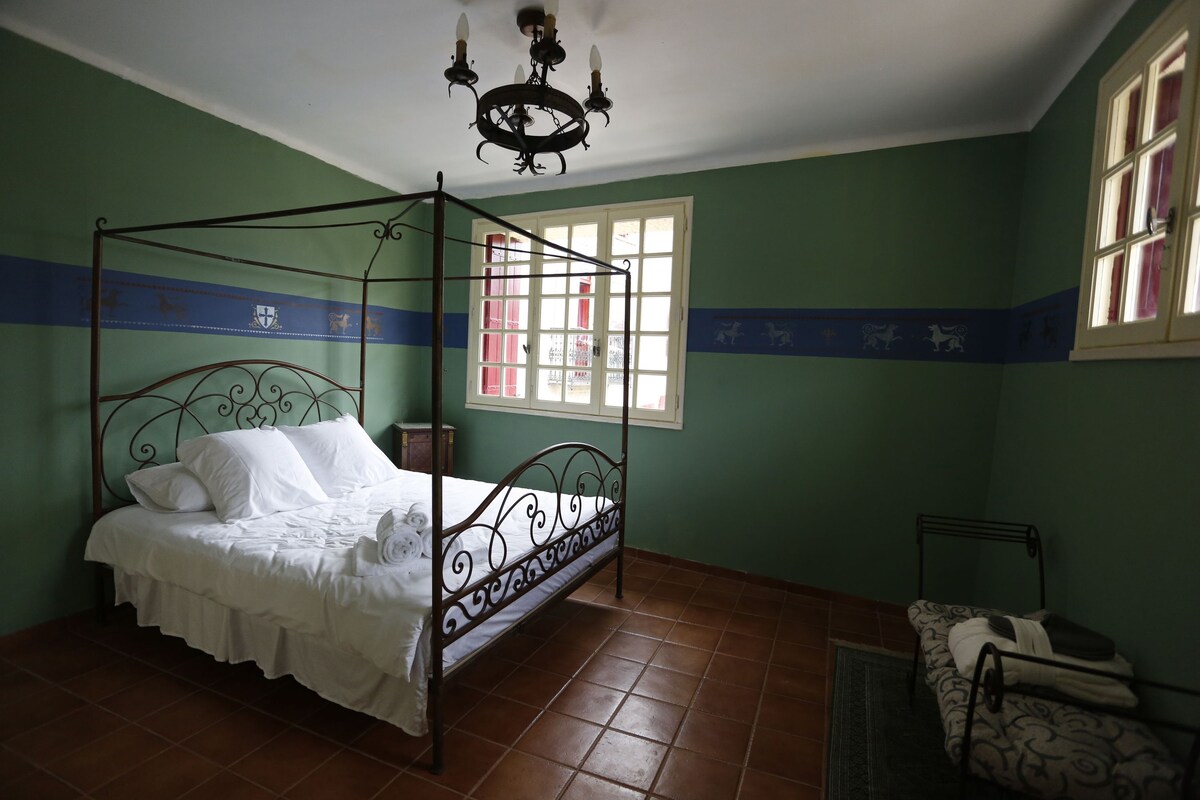 1 habitación, decoración personalizada y muebles diferentes 