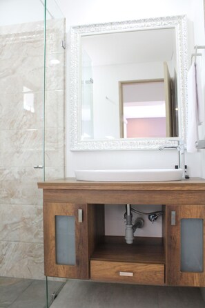Shower, free toiletries, towels - Hotel Poma - Rosa (Medellín)