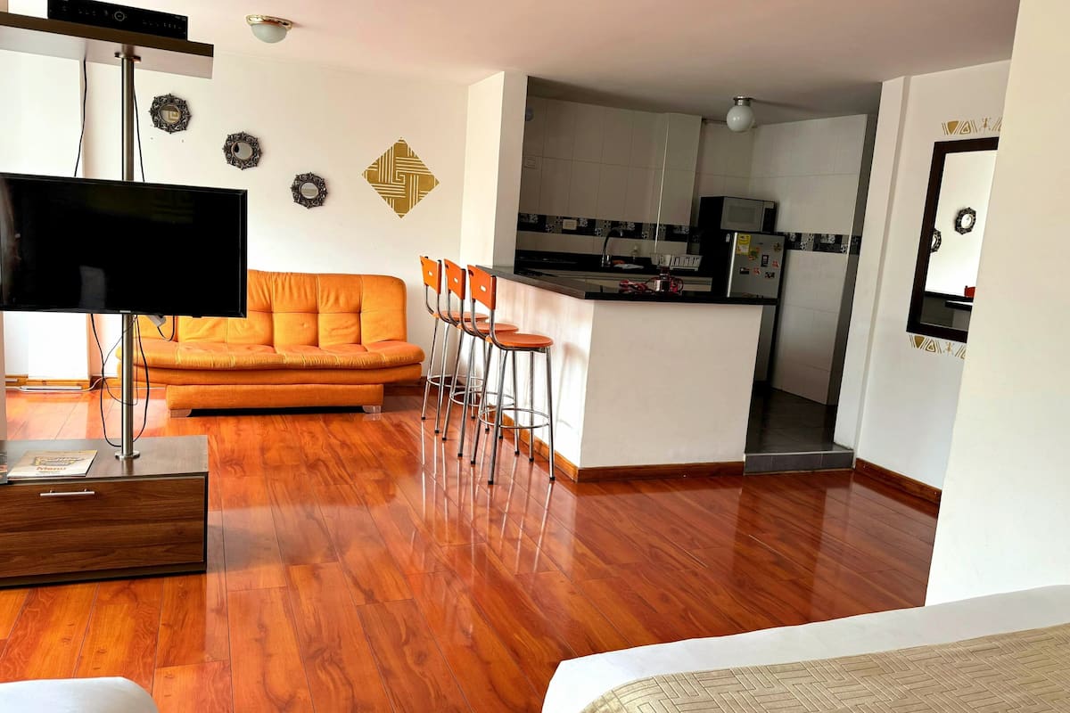 aparta estudio | living area | 36-inch flat-screen tv with cable channels, tv