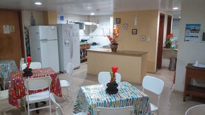 Fridge, microwave, toaster, cookware/dishes/utensils - Hostel República (Rio de Janeiro)