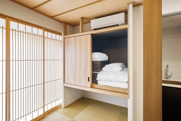 A room with a tatami mat floor, a wooden wardrobe with a mirror, and a small sink. - MIMARU Kyoto Shinmachi Sanjo (Kyoto)