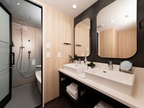 Bañera y ducha independientes, bañera profunda, secador de pelo