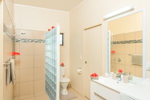 Bathroom - Cook Islands Holiday Villas Blackrock (Rarotonga)