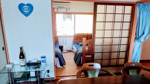 Maison en rangée romantique, 2 chambres, terrasse, vue sur la mer | Repas dans la chambre