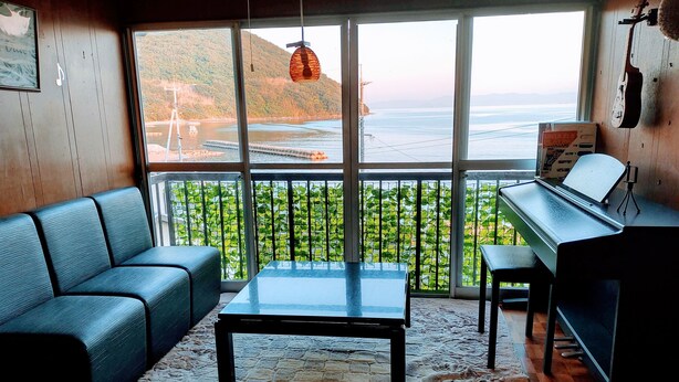 Maison en rangée romantique, 2 chambres, terrasse, vue sur la mer | Aire de séjour