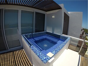 Jetted tub