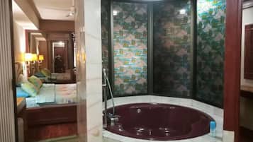 Căn hộ, 1 phòng ngủ | Phòng tắm | Buồng tắm vòi sen, đồ dùng nhà tắm miễn phí, khăn tắm