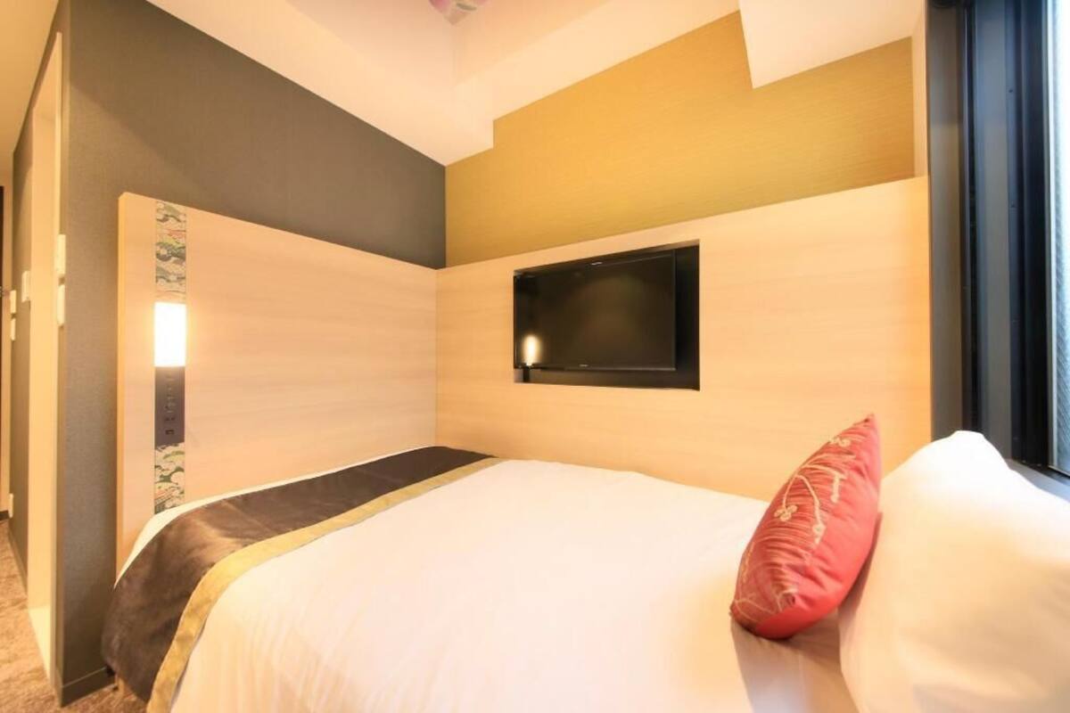 Soundproofing, free WiFi, bed sheets