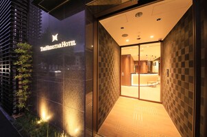 Konaklama yerinin ön cephesi - akşam/gece