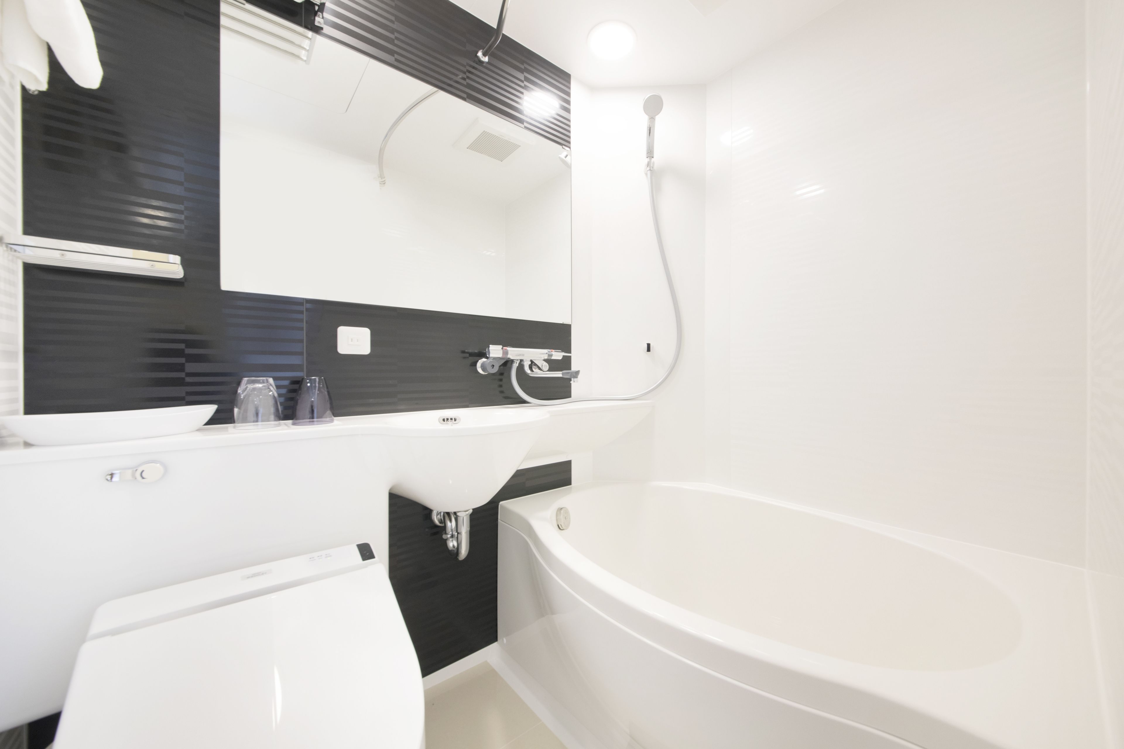 combined shower/bathtub, deep-soaking bathtub, free toiletries