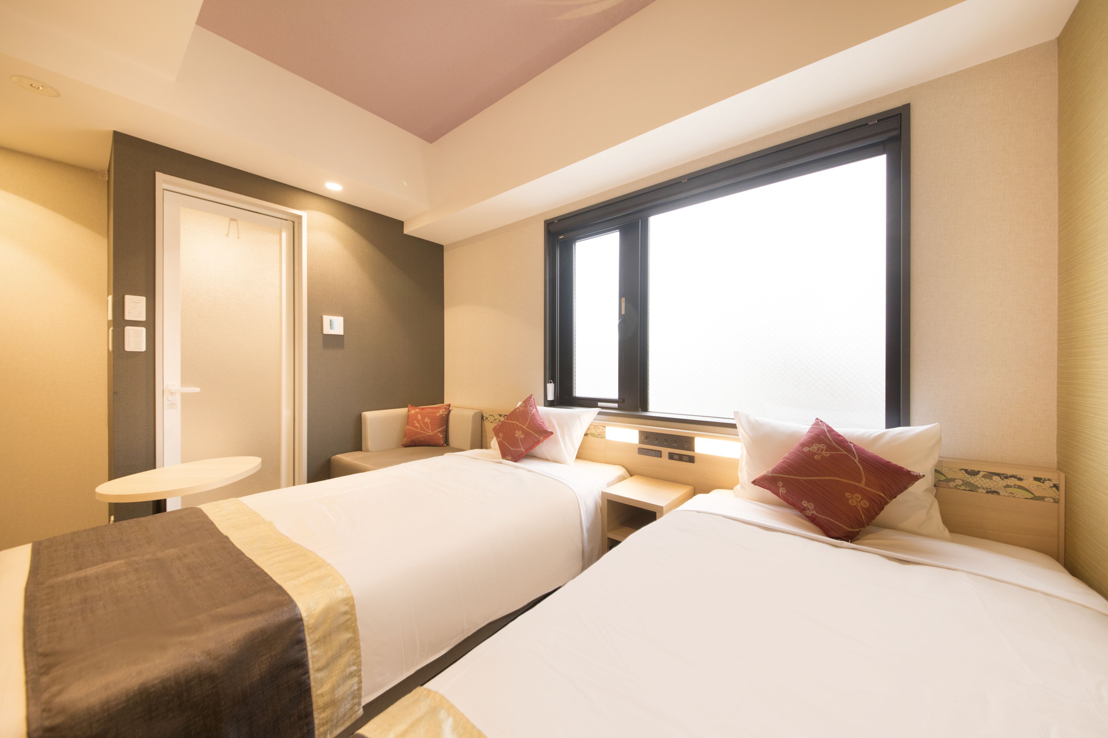 Soundproofing, free WiFi, bed sheets