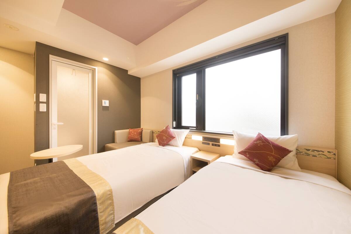 Soundproofing, free WiFi, bed sheets