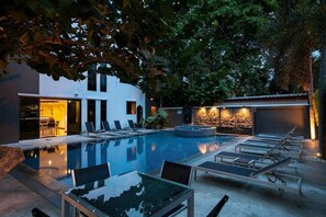 Outdoor pool - Yaka Hotel - Pattaya (Pattaya)