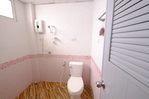 Quarto casal standard | Banheiro | Chuveiro, produtos de toalete grátis