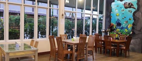 Petit déjeuner, déjeuner et dßner servis sur place, plats Cuisine thaï