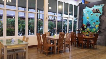 供应早餐、午餐和晚餐，泰国菜