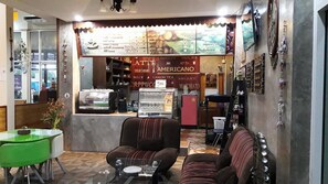 供应早餐、午餐和晚餐，泰国菜