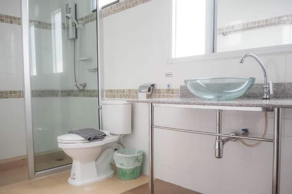Shower, free toiletries, towels