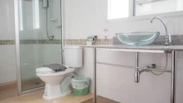 Ducha, artículos de higiene personal gratuitos y toallas