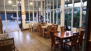 供应早餐、午餐和晚餐，泰国菜
