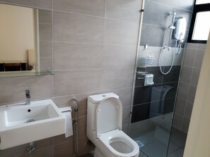 Een moderne badkamer met een wastafel, toilet en douche.