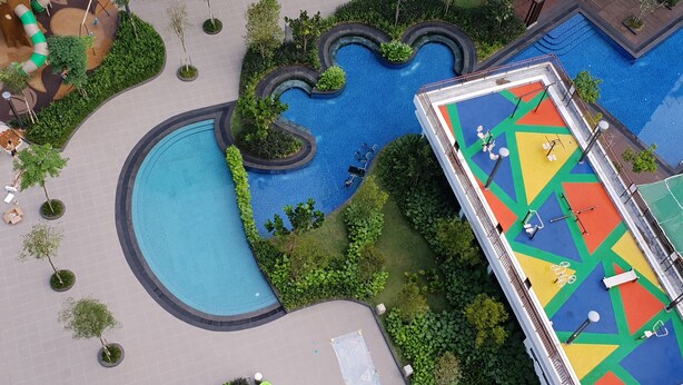 An aerial view of a hotel with a swimming pool, green spaces, and exercise equipment. - ETM Midhill Private Studio Room (Genting Highlands)
