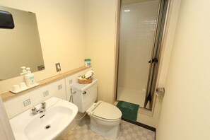 Ducha, artículos de higiene personal gratuitos y secador de pelo