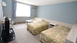 A bedroom with two beds, a desk, a chair, and a window with curtains. - Melange (Fujikawaguchiko)