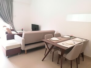 Studio | In-room dining - ETM Midhill Modern Studio Room - Genting (Genting Highlands)