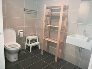 Estudio | Baño | Regadera, amenidades de baño gratuitas, toallas 
