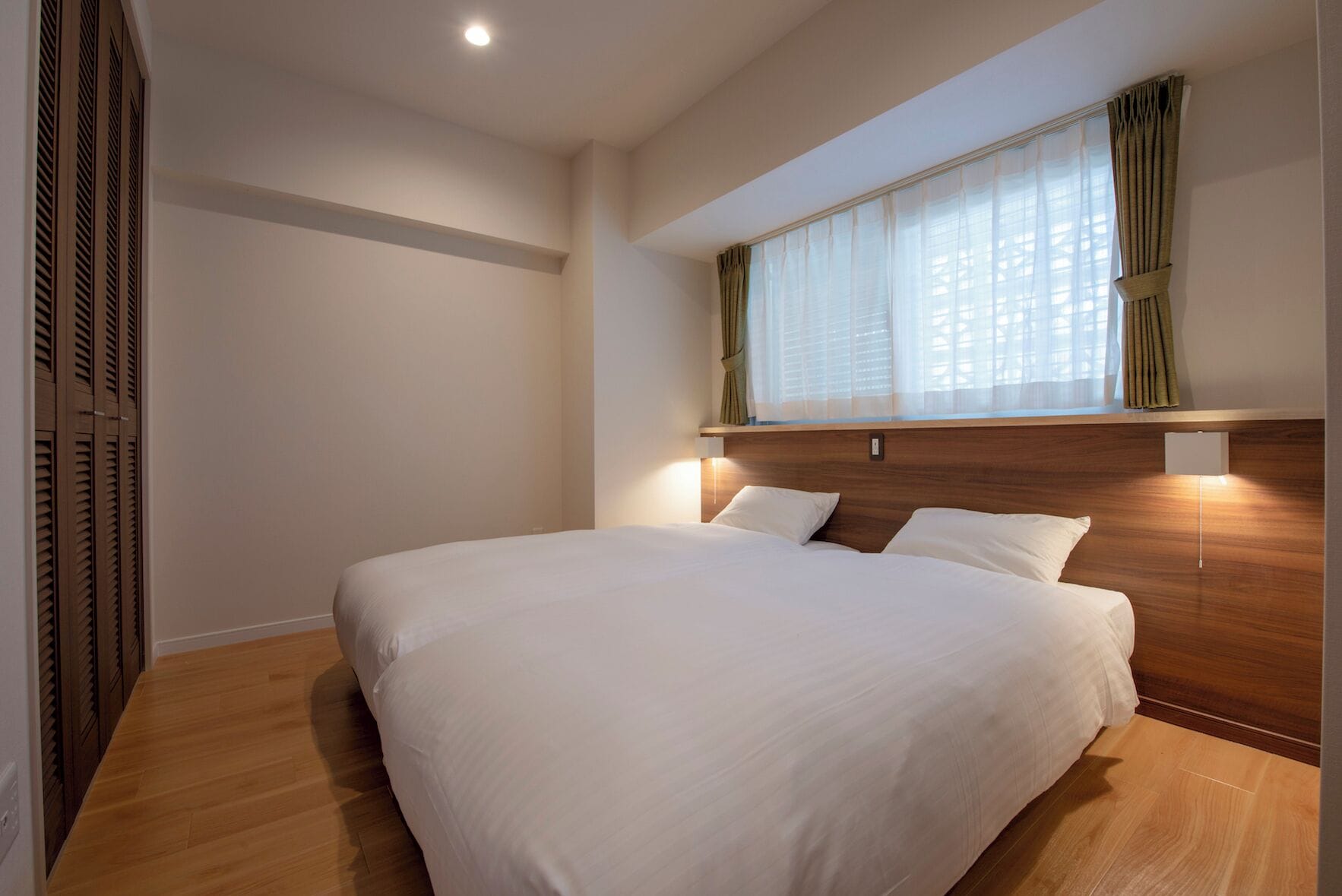 書桌、免費 Wi-Fi、床單