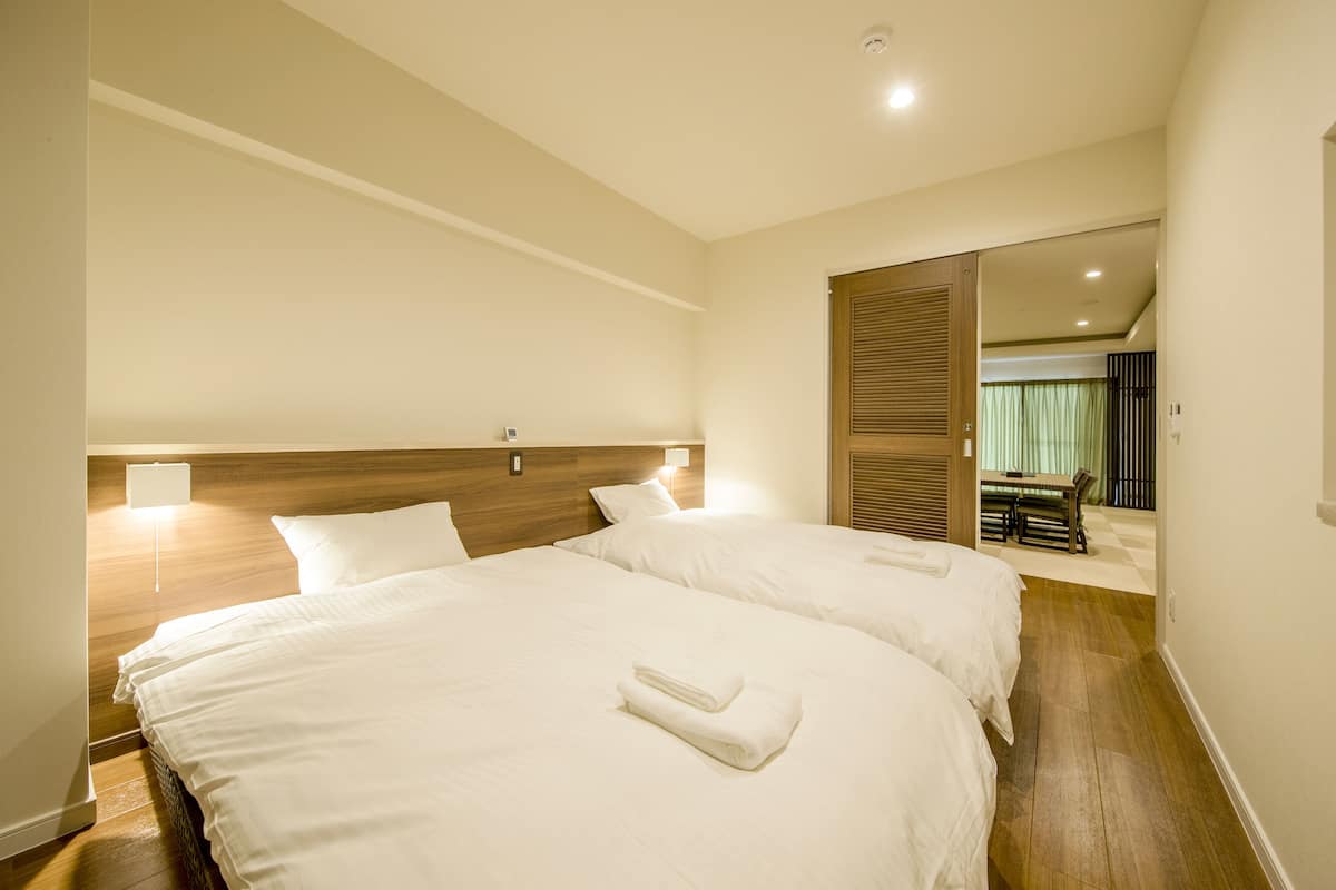 2 bedrooms, desk, free wifi, bed sheets