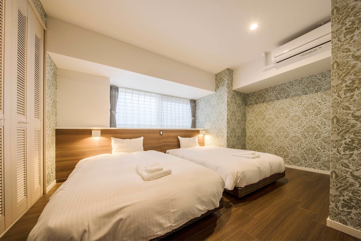 2 bedrooms, desk, free wifi, bed sheets