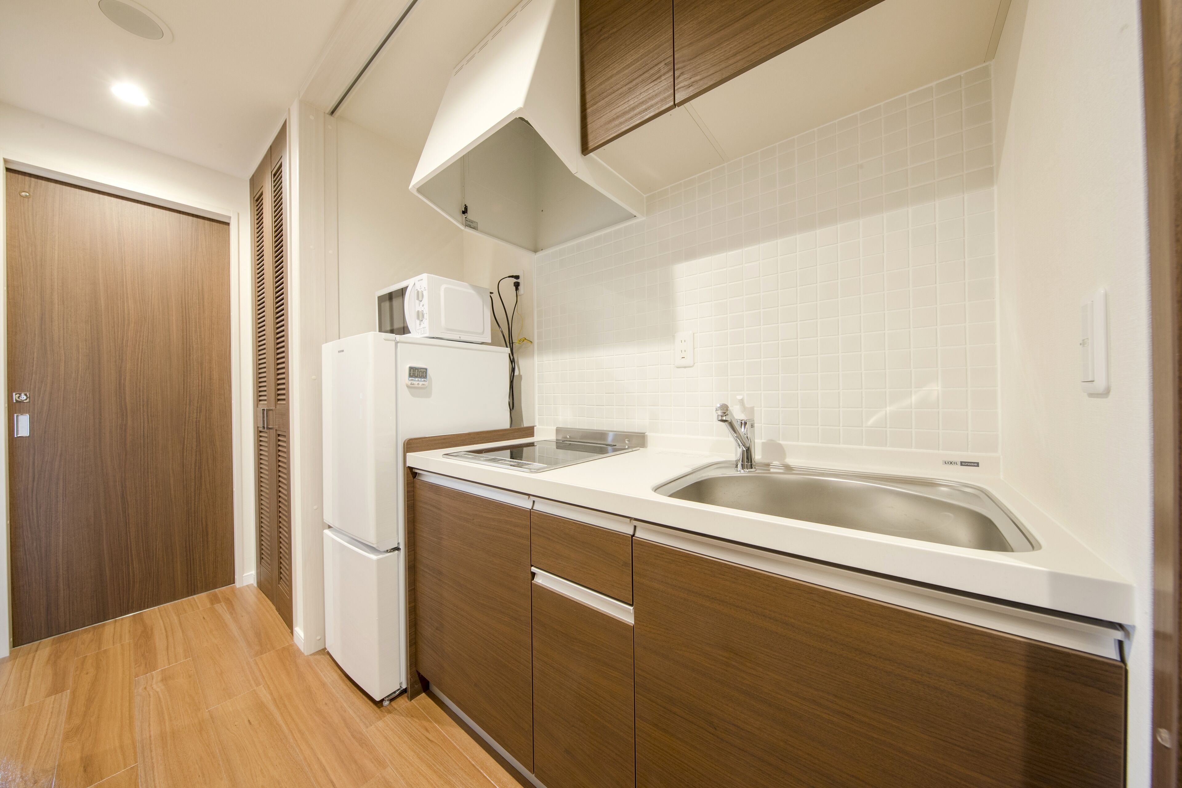 fridge, microwave, stovetop, rice cooker