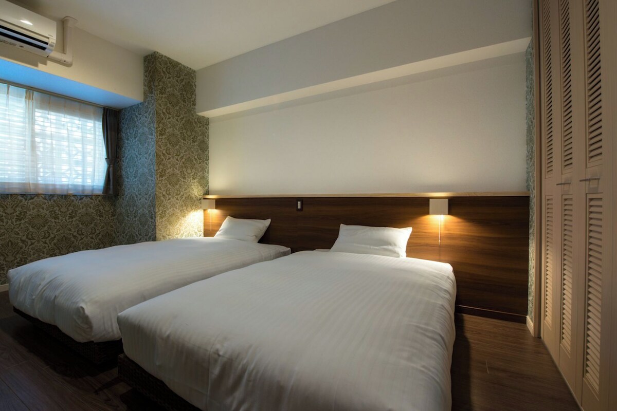 Desk, WiFi (free), bed sheets