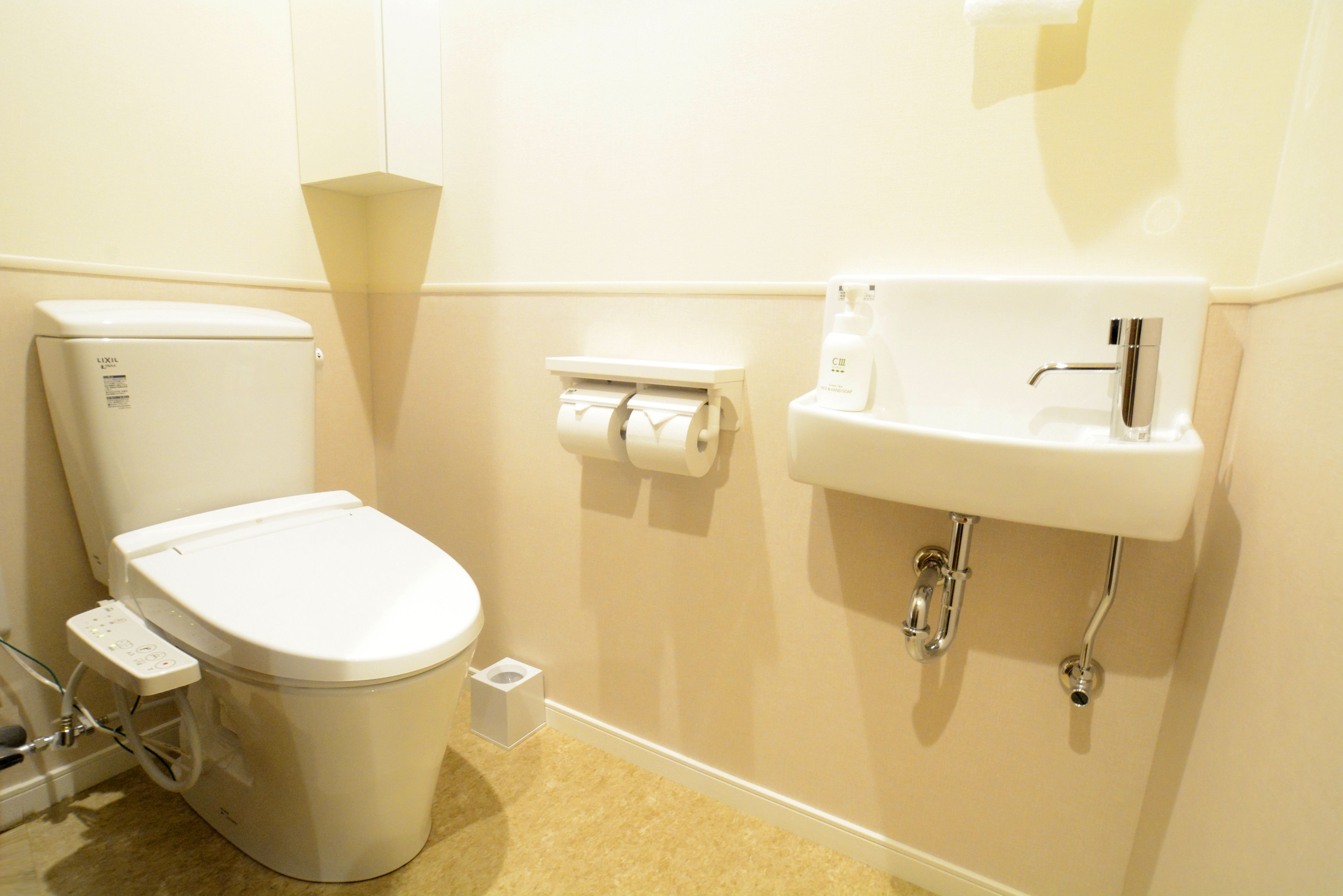 2 bedrooms, desk, free wifi, bed sheets